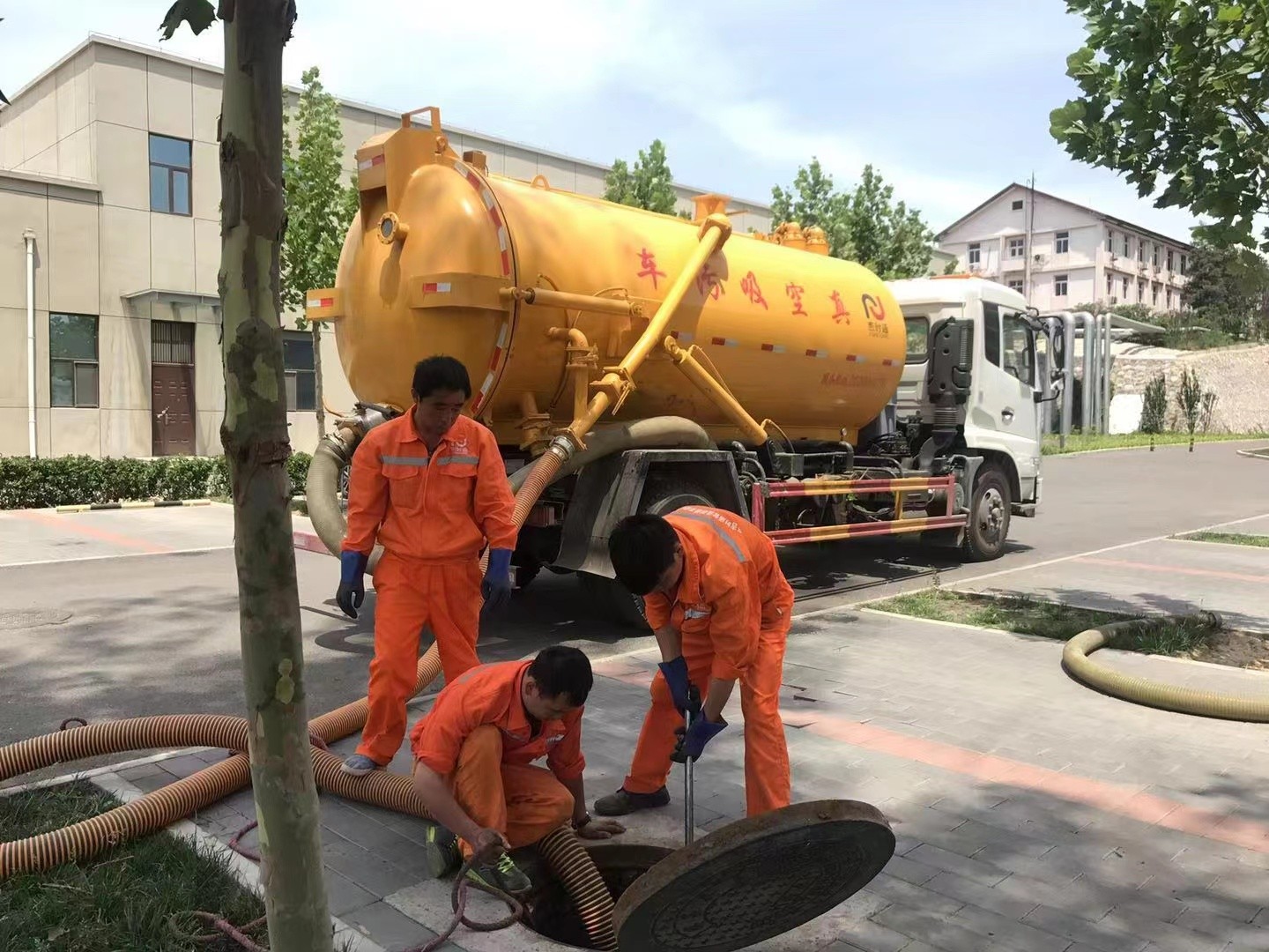 始兴管道疏通车停在窨井附近