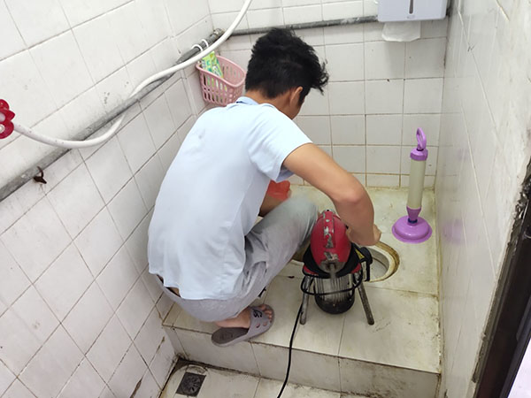 始兴管道堵塞冒臭气 专业师傅现场解决问题