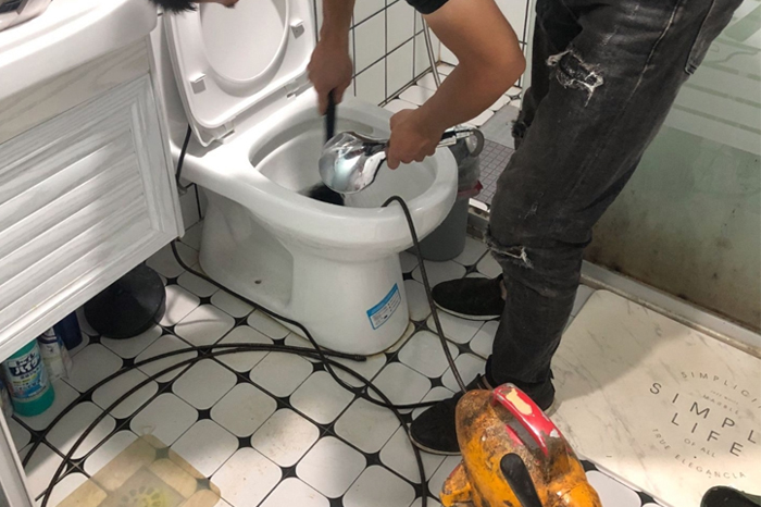 始兴马桶堵塞自己疏通还是找师傅？专业上门服务让你省时更省心